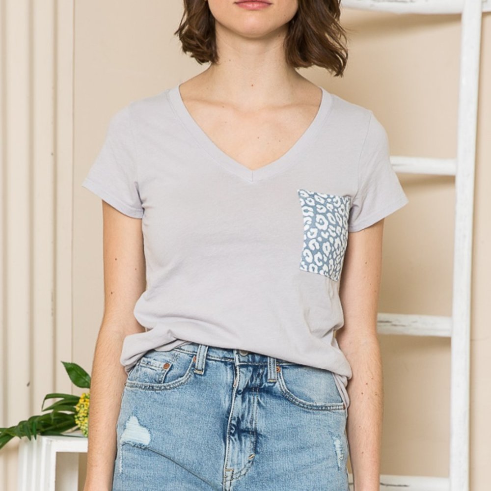 SUPER SOFT GARMENT V-NECK SHORT SLEEVE TOP WITH CONTRAST